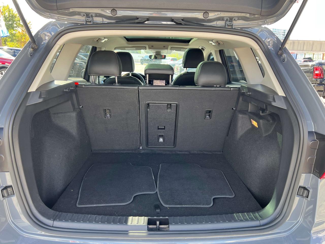 2022 Volkswagen Taos Highline w/Leather, Sunroof, Navigation Photo