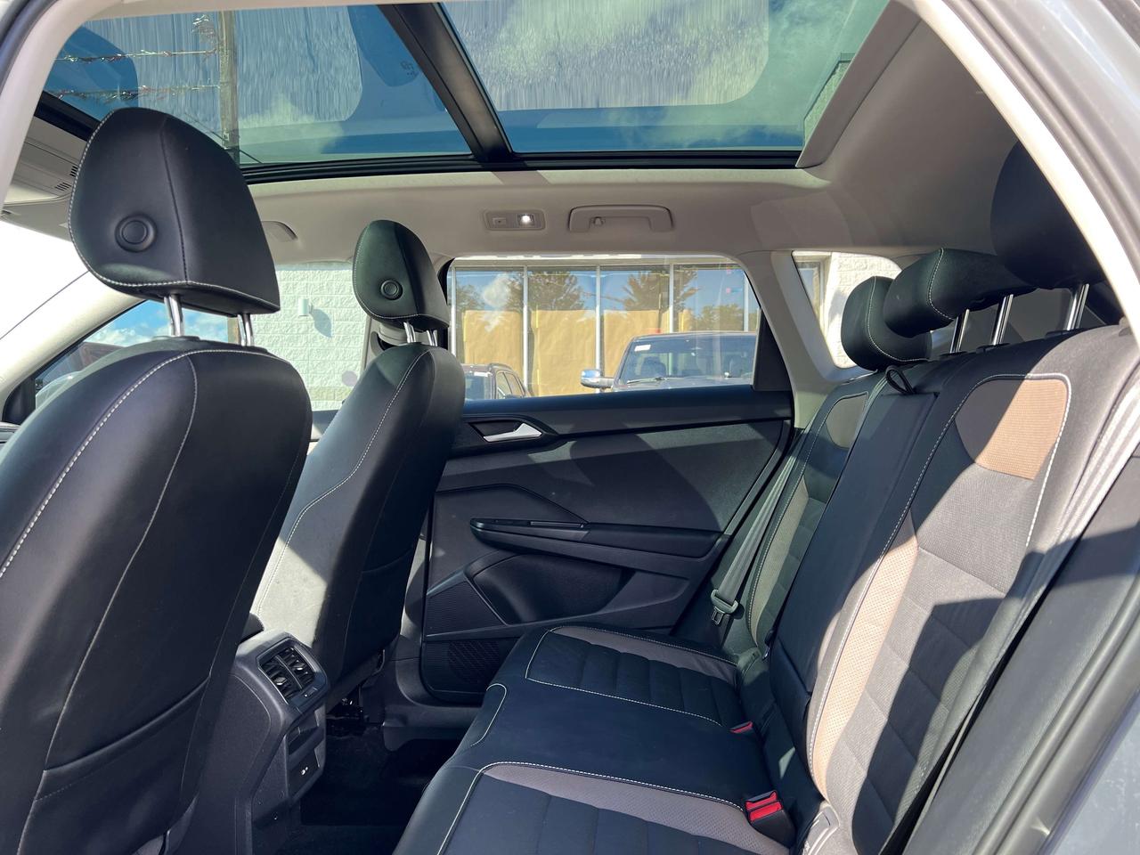 2022 Volkswagen Taos Highline w/Leather, Sunroof, Navigation Photo