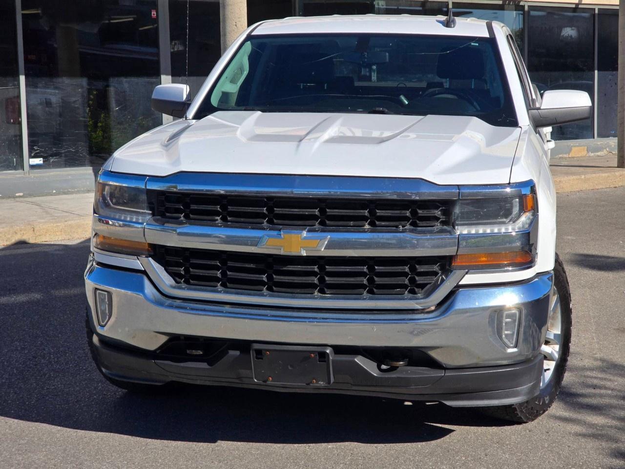 2018 Chevrolet Silverado 1500 Crew Cab Standard Box 4-Wheel Drive LT w/1LT Photo5