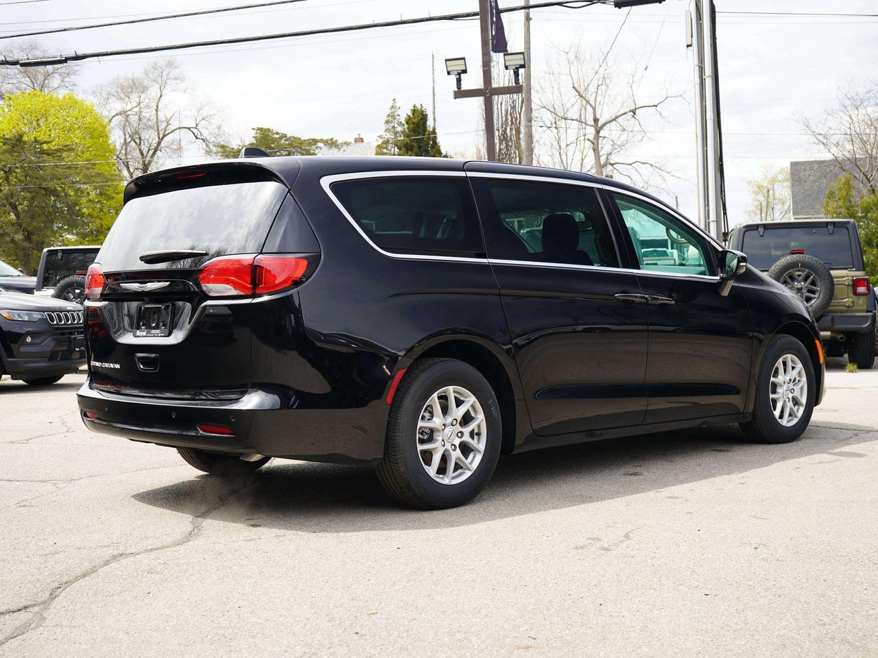 2024 Chrysler Grand Caravan SXT Photo