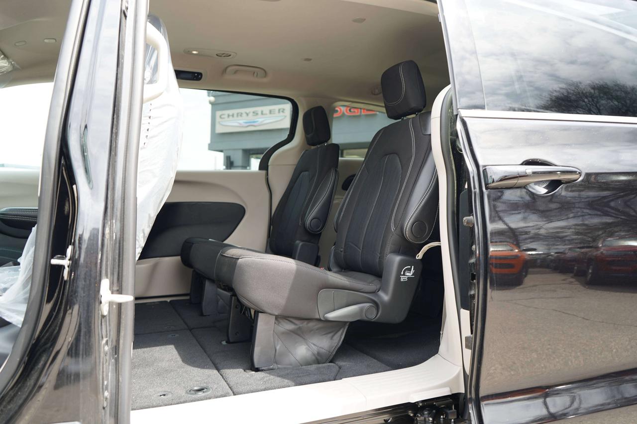 2024 Chrysler Grand Caravan SXT Photo