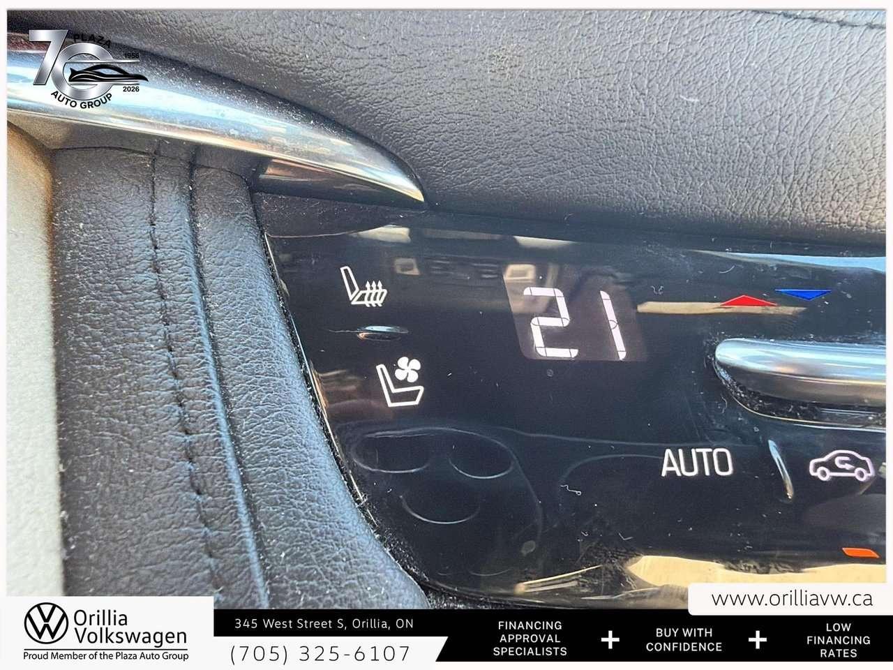 2017 Cadillac XT5 Premium Luxury AWD Panoramic Roof   Trailering Package   Driver Awareness / Photo