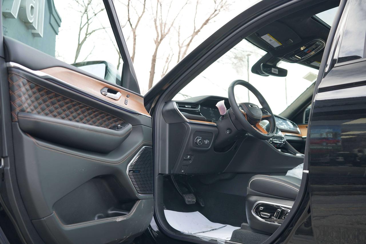 2025 Jeep Grand Cherokee SUMMIT RESERVE, 3.6L V6, 4X4 Photo