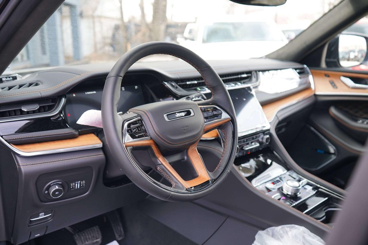2025 Jeep Grand Cherokee SUMMIT RESERVE, 3.6L V6, 4X4 Photo