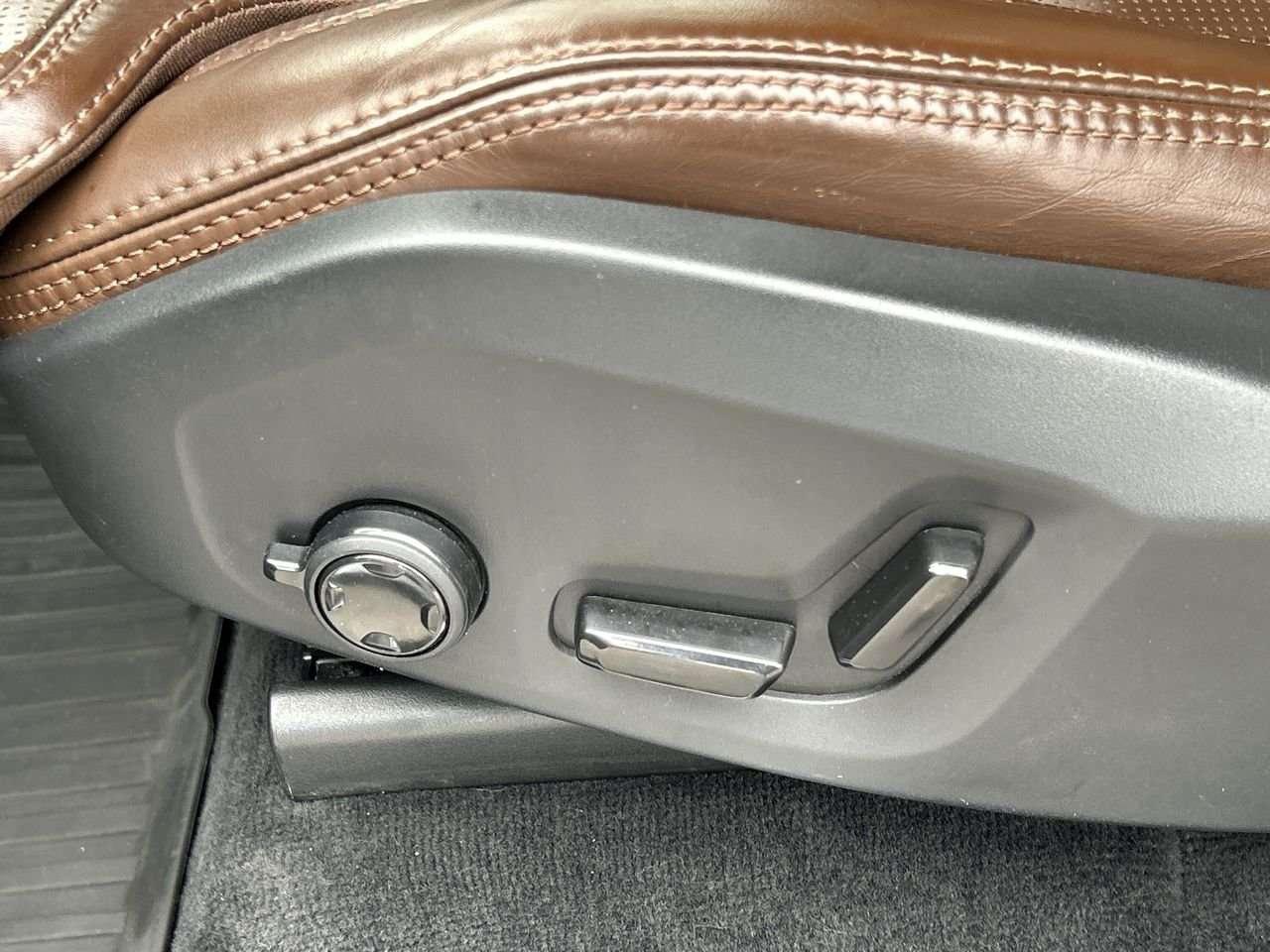 2024 Volvo XC90 B6 AWD Ultimate Bright Theme 7-Seater   7-Passenger Seating Photo