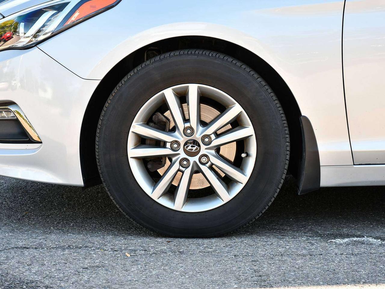 2015 Hyundai Sonata GL   1 OWNER   24 SERVICES   LOW KMS   CERTIFIED Photo