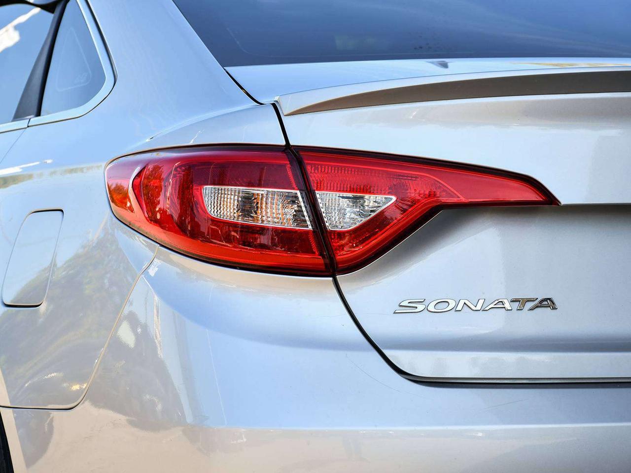 2015 Hyundai Sonata GL   1 OWNER   24 SERVICES   LOW KMS   CERTIFIED Photo
