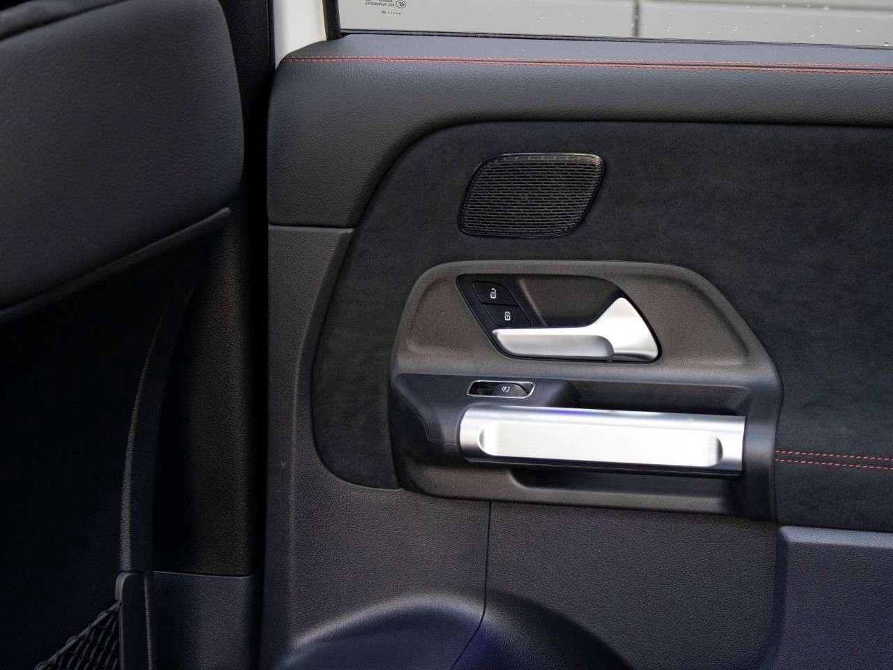 2025 Mercedes-Benz GLB GLB 250 4MATIC SUV Photo