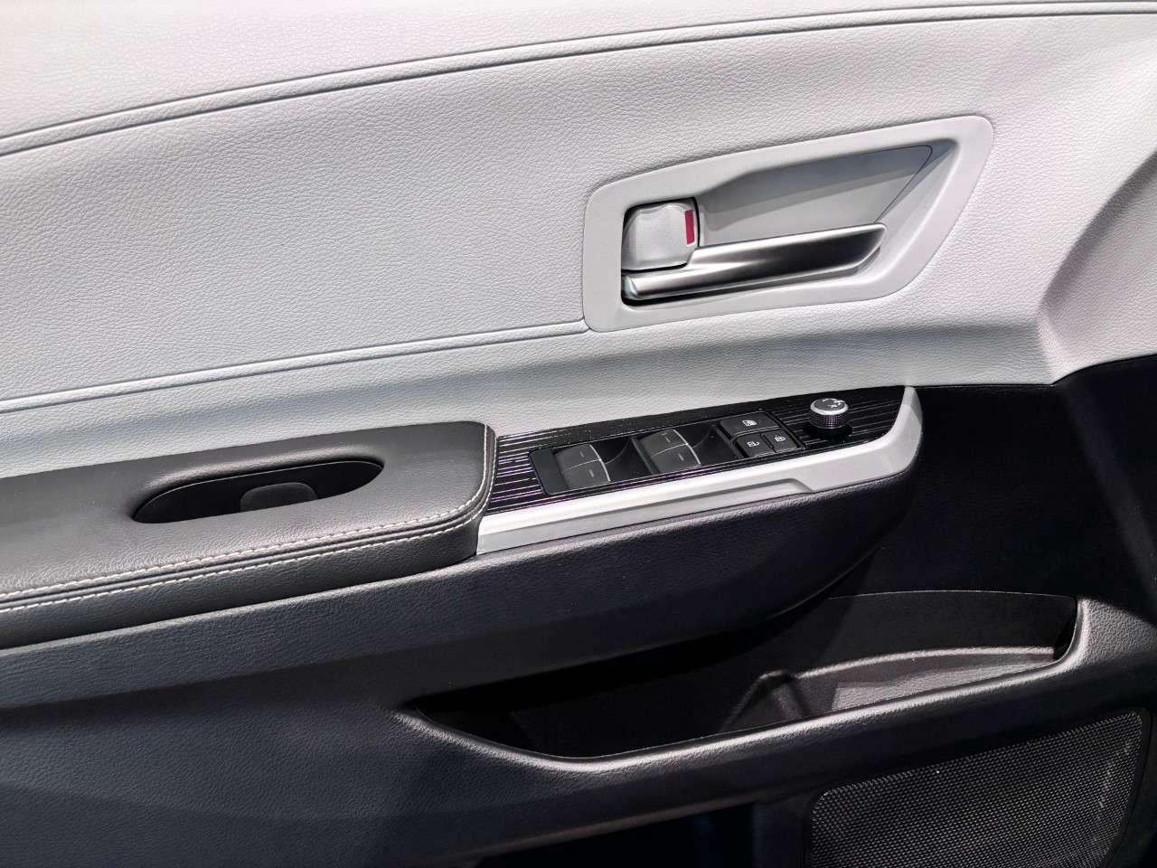 2025 Toyota Sienna XSE 7-Passenger AWD Photo