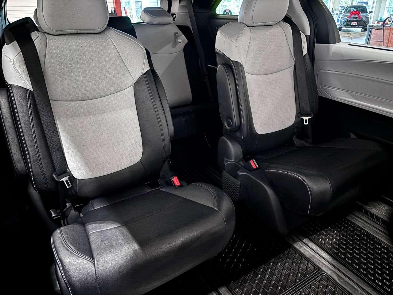 2025 Toyota Sienna XSE 7-Passenger AWD Photo