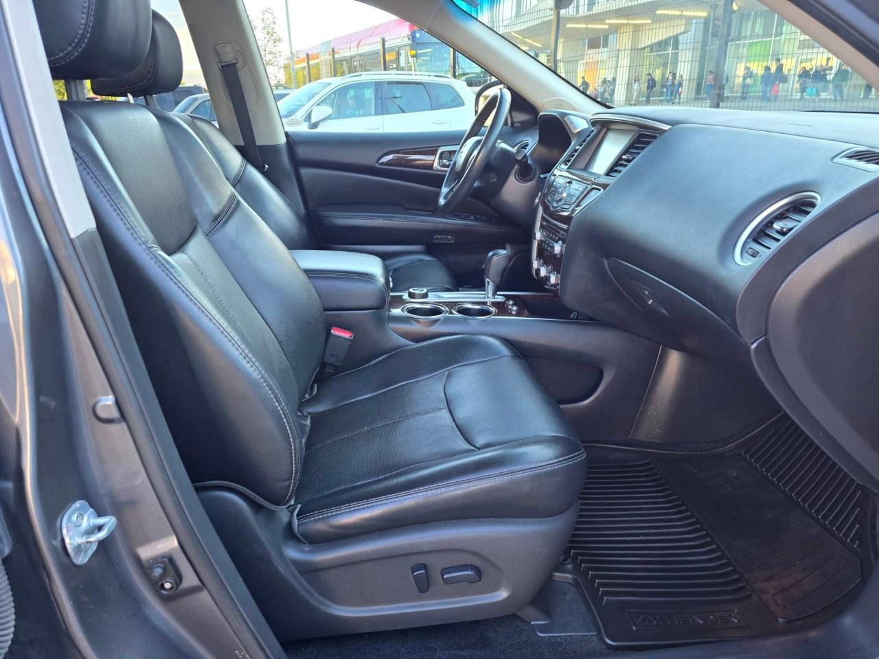 2016 Nissan Pathfinder 4WD 4DR PLATINUM Photo