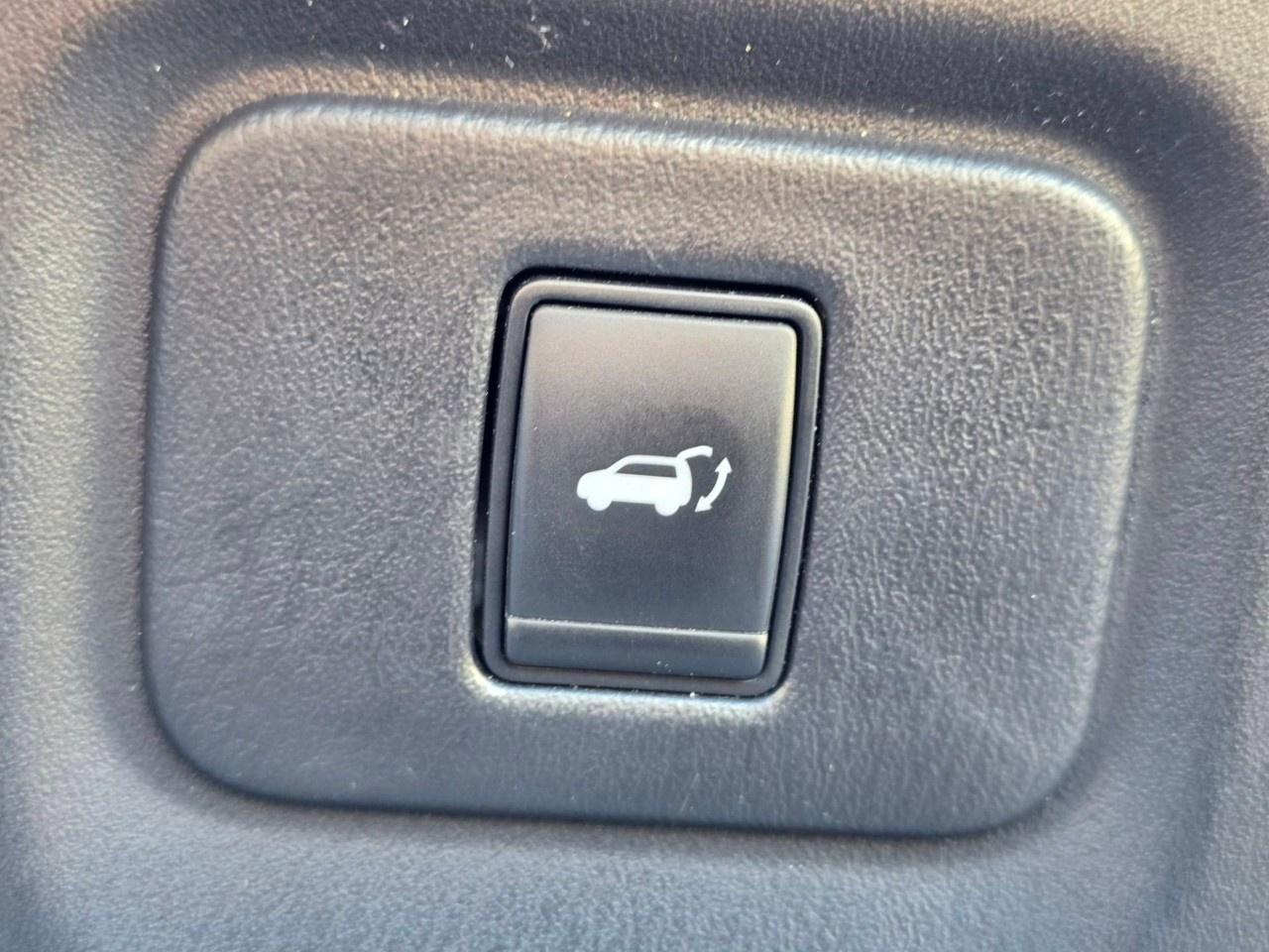 2016 Nissan Pathfinder 4WD 4DR PLATINUM Photo