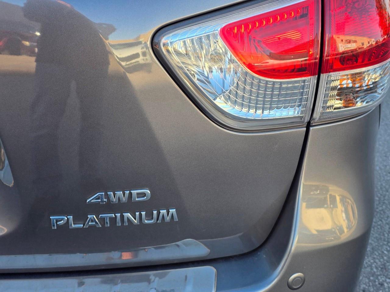 2016 Nissan Pathfinder 4WD 4DR PLATINUM Photo
