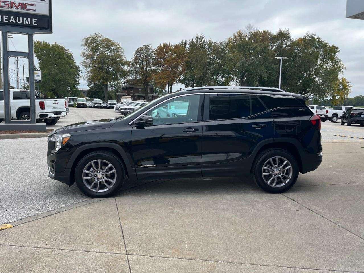 2023 GMC Terrain SLT LOCAL TRADE CPO RATES APPLY!! Photo