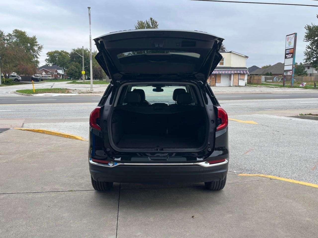 2023 GMC Terrain SLT LOCAL TRADE CPO RATES APPLY!! Photo