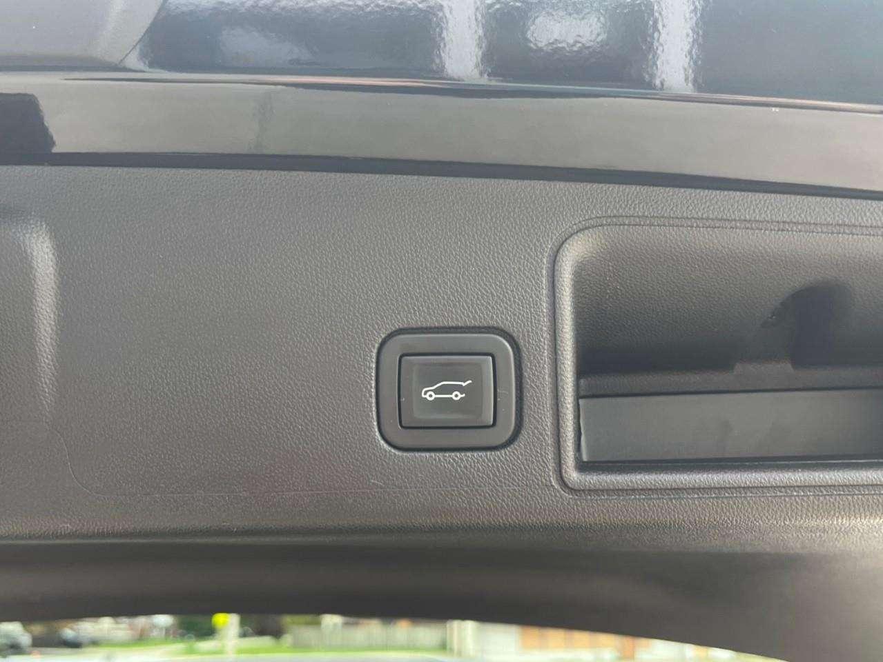2023 GMC Terrain SLT LOCAL TRADE CPO RATES APPLY!! Photo