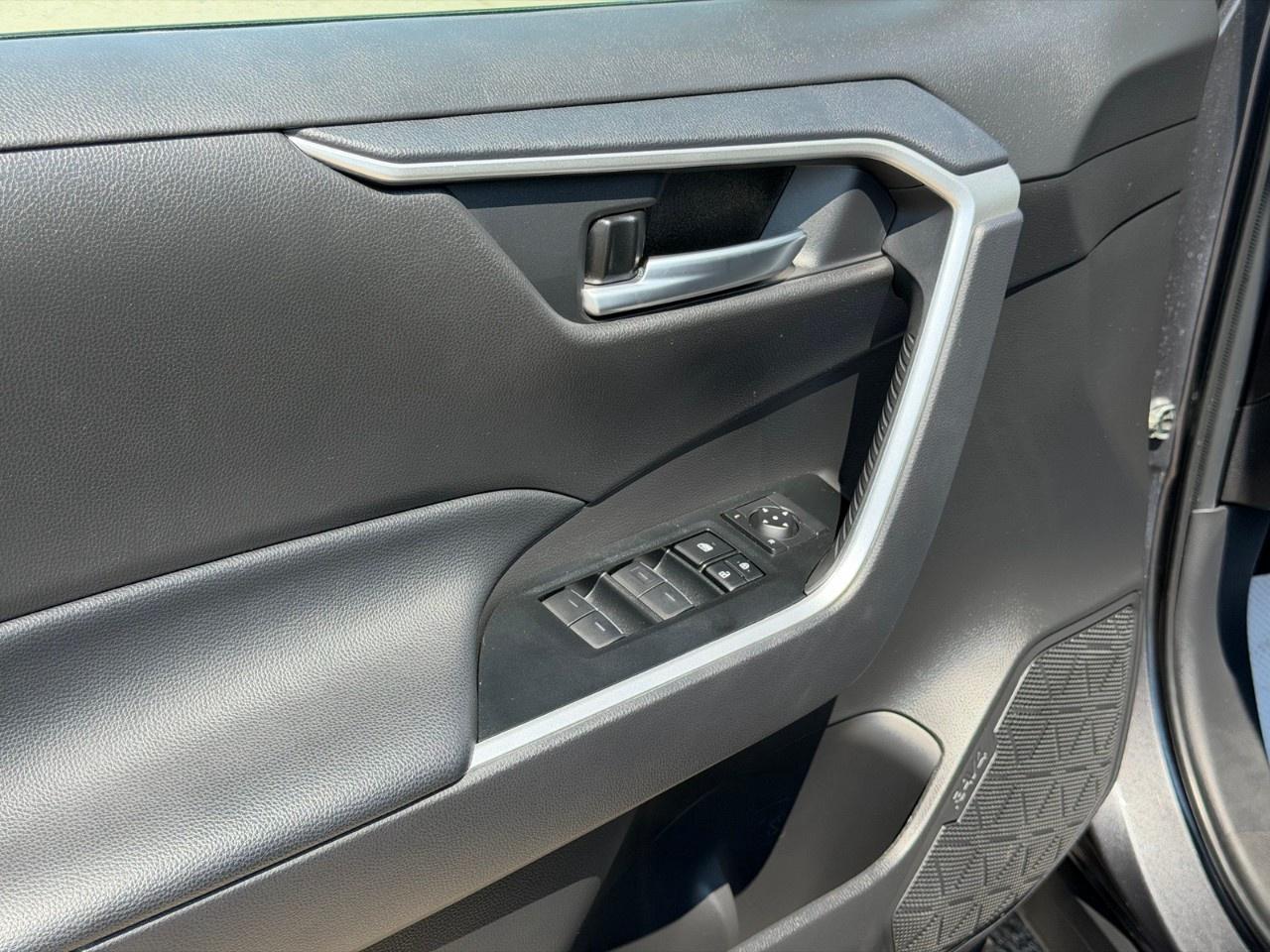 2025 Toyota RAV4 Hybrid SE AWD Photo