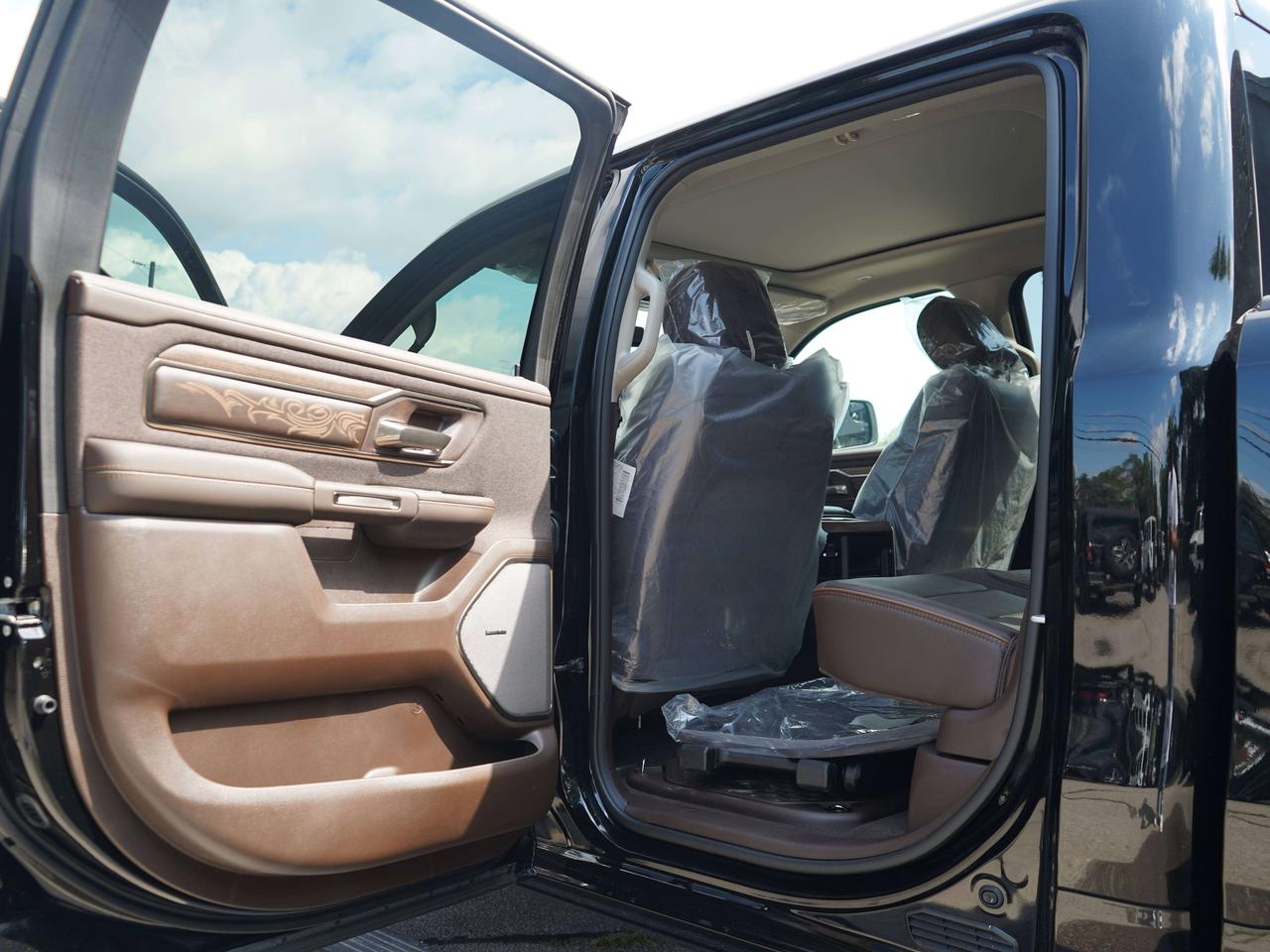 2026 RAM 1500 LIMITED LONG HORN LEVEL EQUIPMENT, DUAL SUNROOF Photo