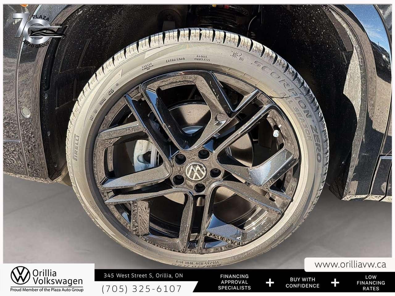 2026 Volkswagen Tiguan Comfortline R-Line Black Edition Panoramic Roof   4MOTION AWD   R-Line Black / Photo4
