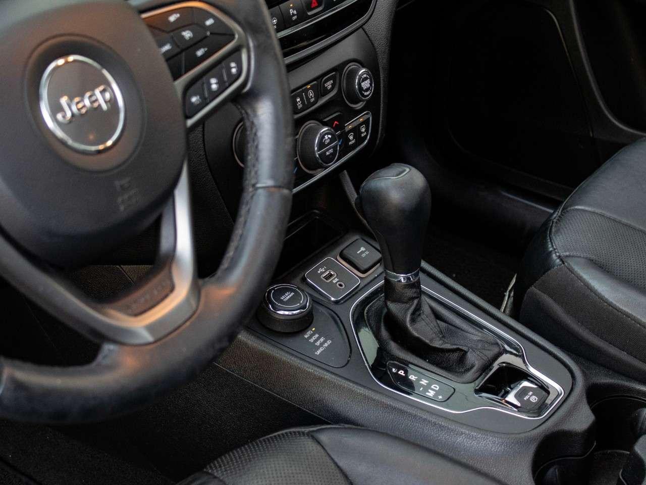 2020 Jeep Cherokee Overland 4x4 Photo