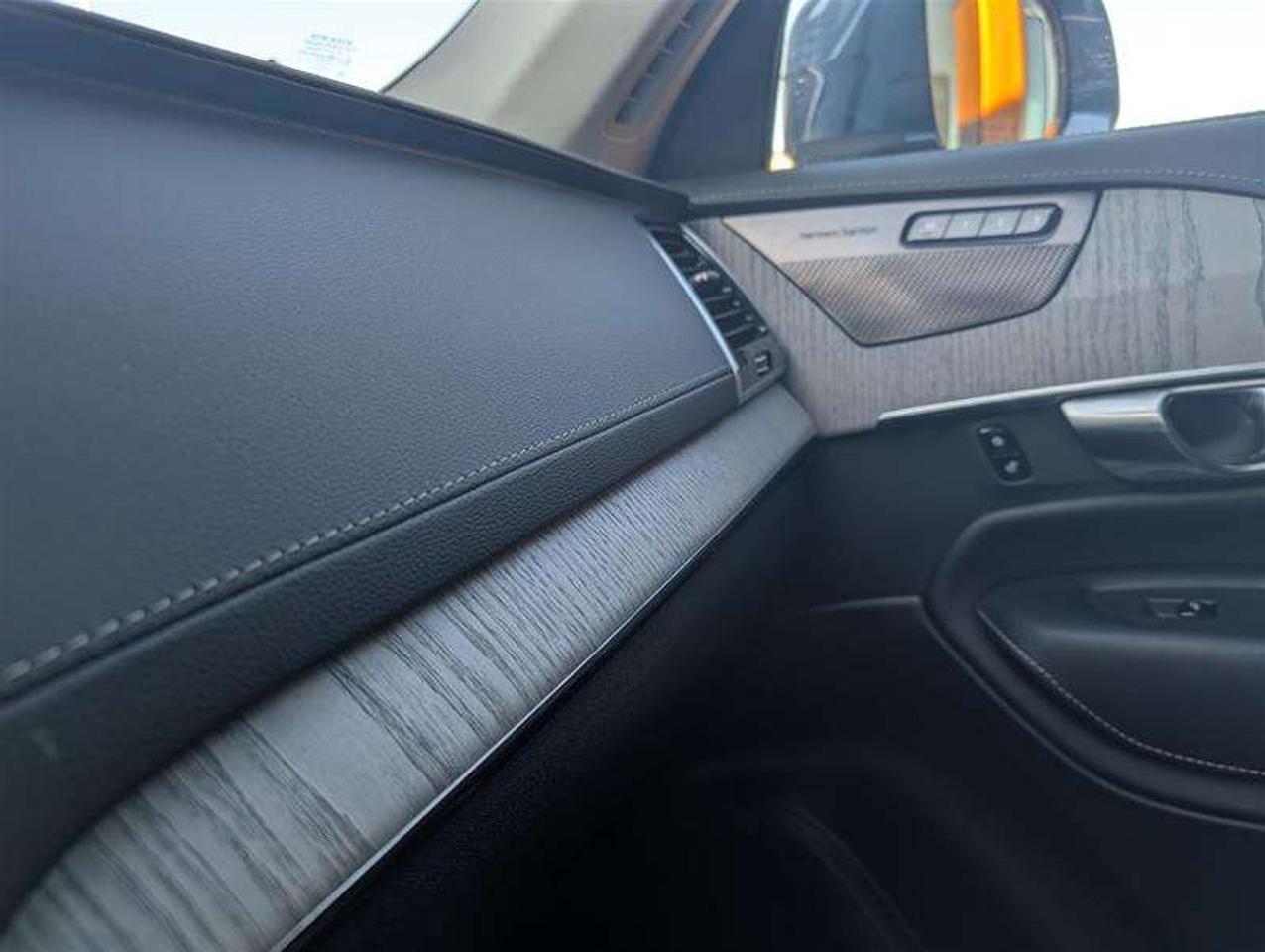 2025 Volvo XC90 B6 Ultra   Lounge   Tow   Low KM   Clean Photo