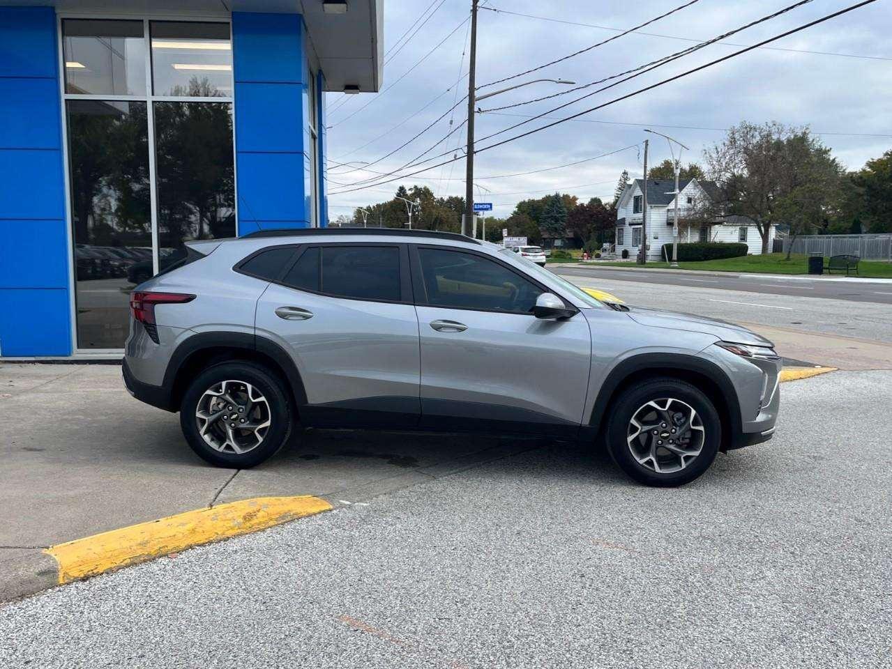 2025 Chevrolet Trax LT SUNROOF PKG CPO RATES APPLY! Photo