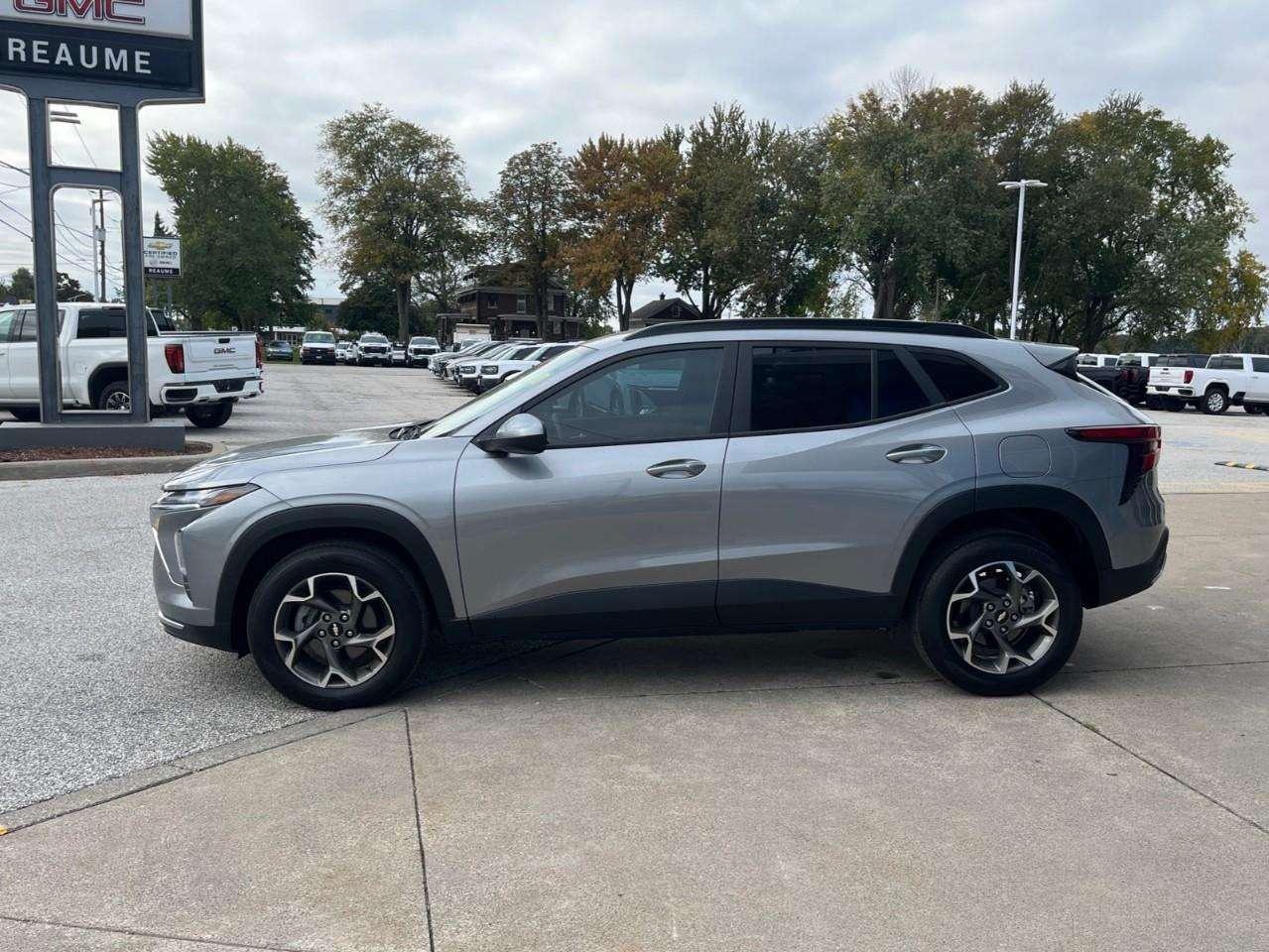 2025 Chevrolet Trax LT SUNROOF PKG CPO RATES APPLY! Photo