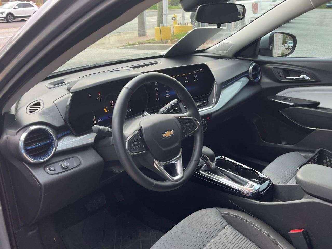 2025 Chevrolet Trax LT SUNROOF PKG CPO RATES APPLY! Photo