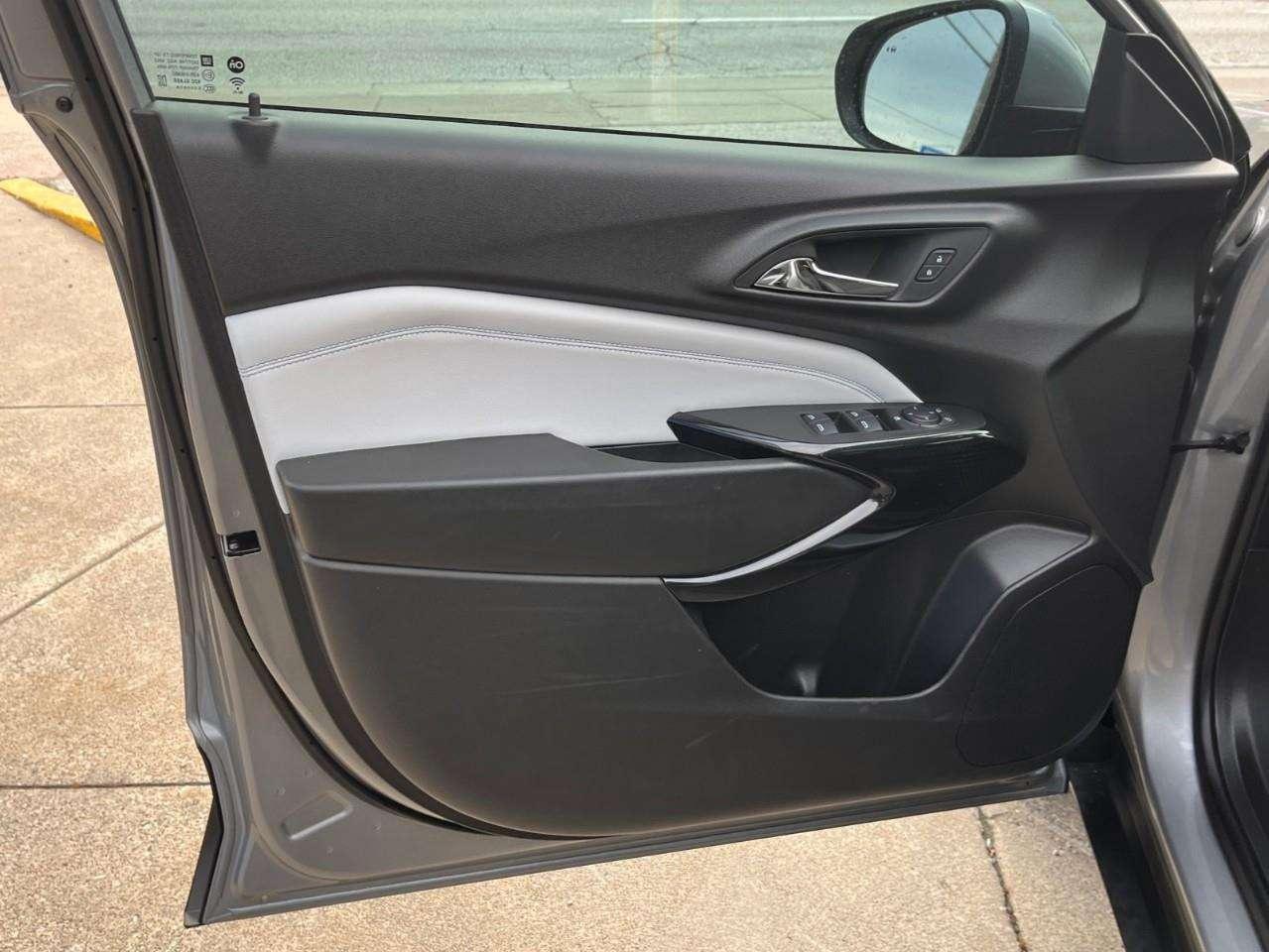 2025 Chevrolet Trax LT SUNROOF PKG CPO RATES APPLY! Photo