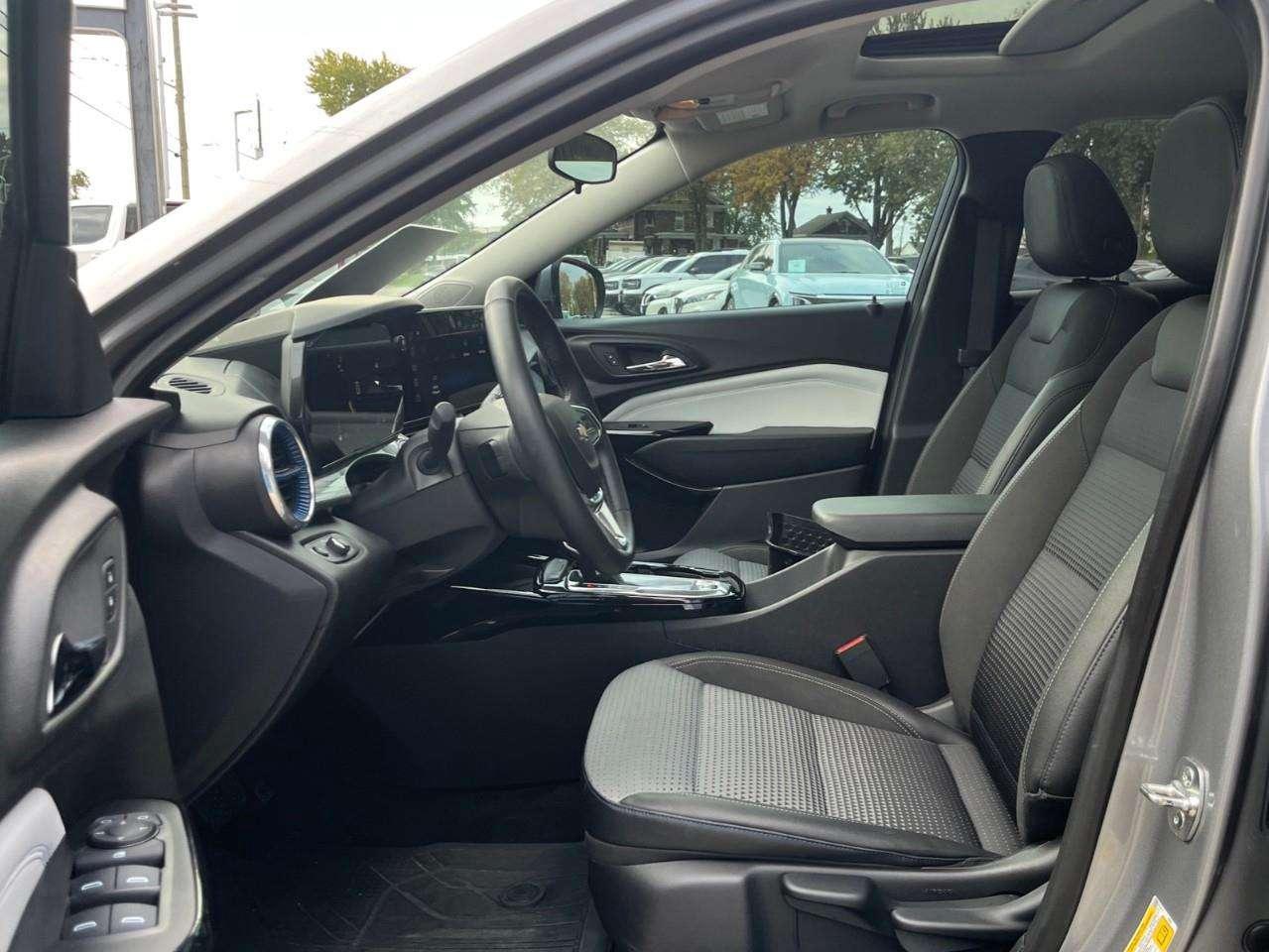 2025 Chevrolet Trax LT SUNROOF PKG CPO RATES APPLY! Photo