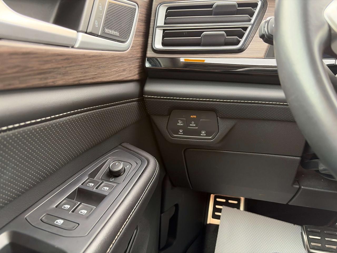 2024 Volkswagen Atlas EXECLINE Photo