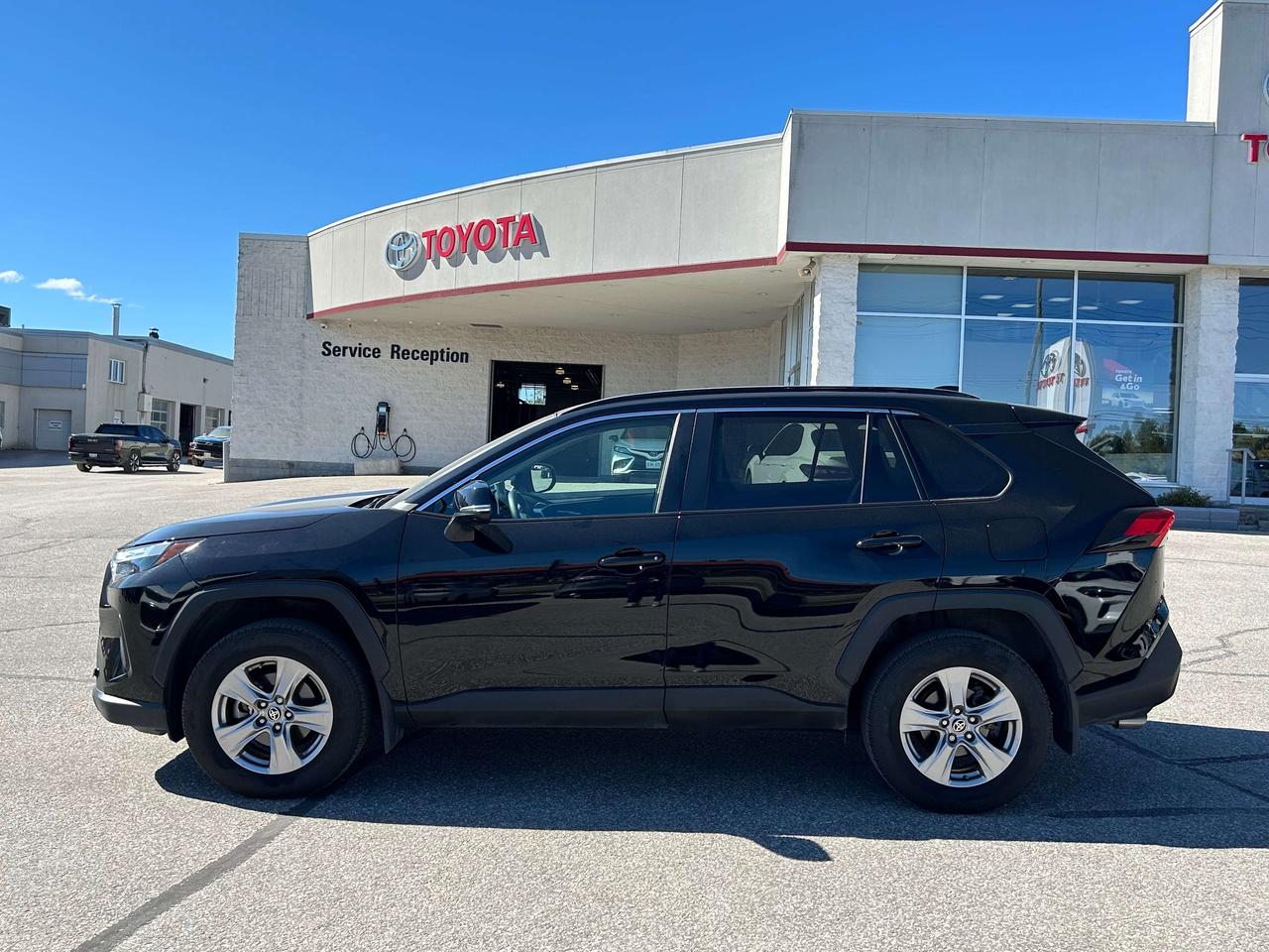 2025 Toyota RAV4 XLE   ONE OWNER Photo1