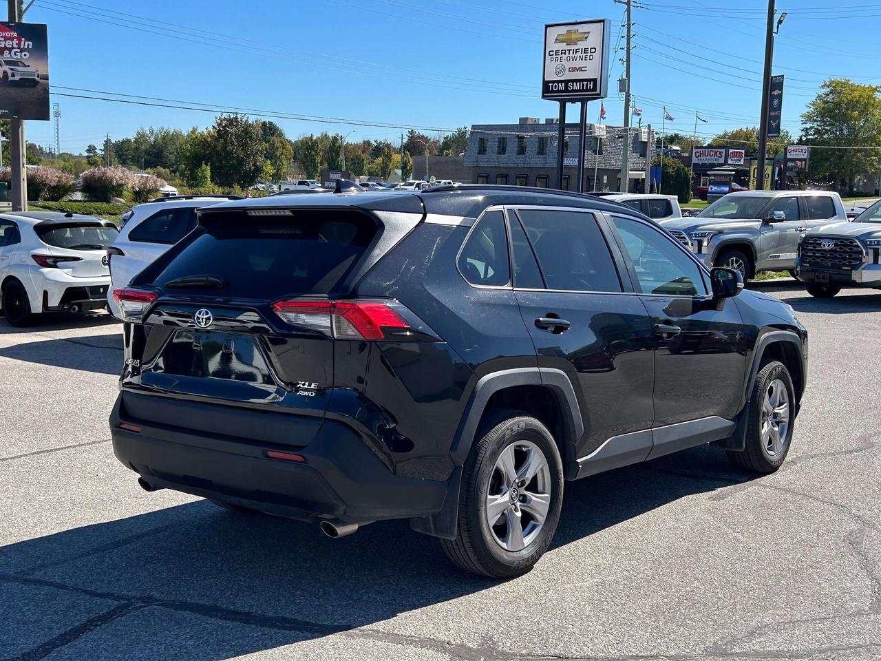 2025 Toyota RAV4 XLE   ONE OWNER Photo4