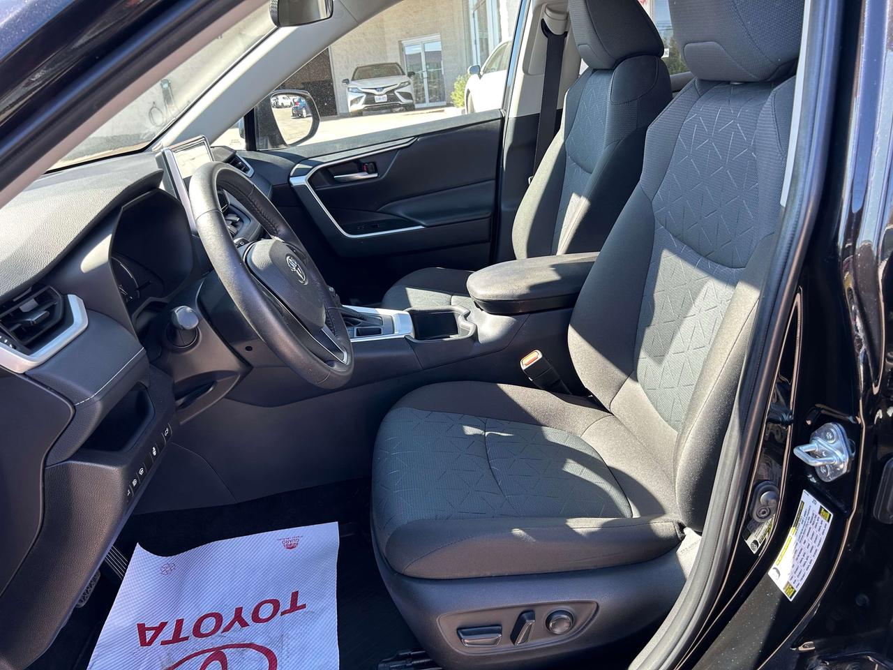 2025 Toyota RAV4 XLE   ONE OWNER Photo