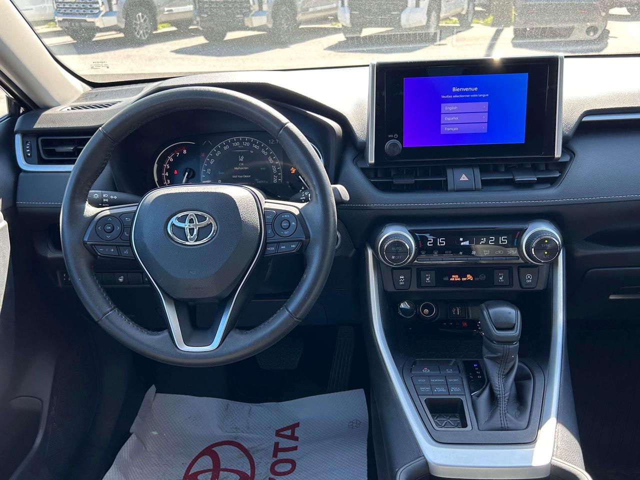 2025 Toyota RAV4 XLE   ONE OWNER Photo