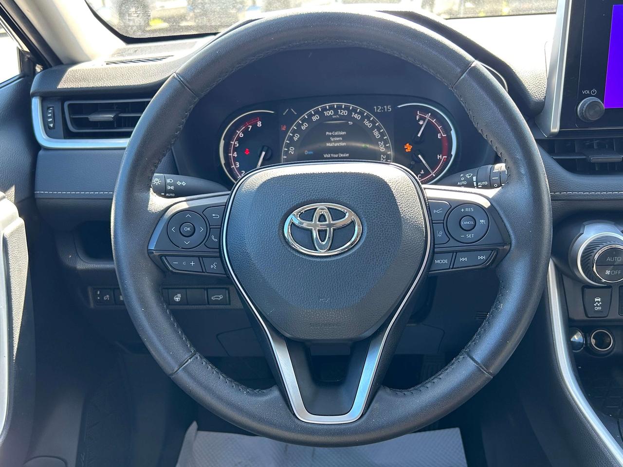 2025 Toyota RAV4 XLE   ONE OWNER Photo