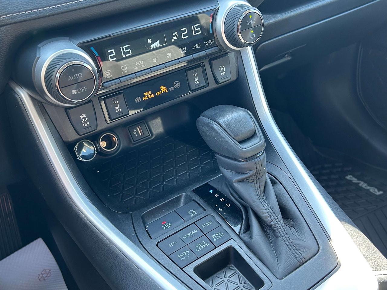 2025 Toyota RAV4 XLE   ONE OWNER Photo