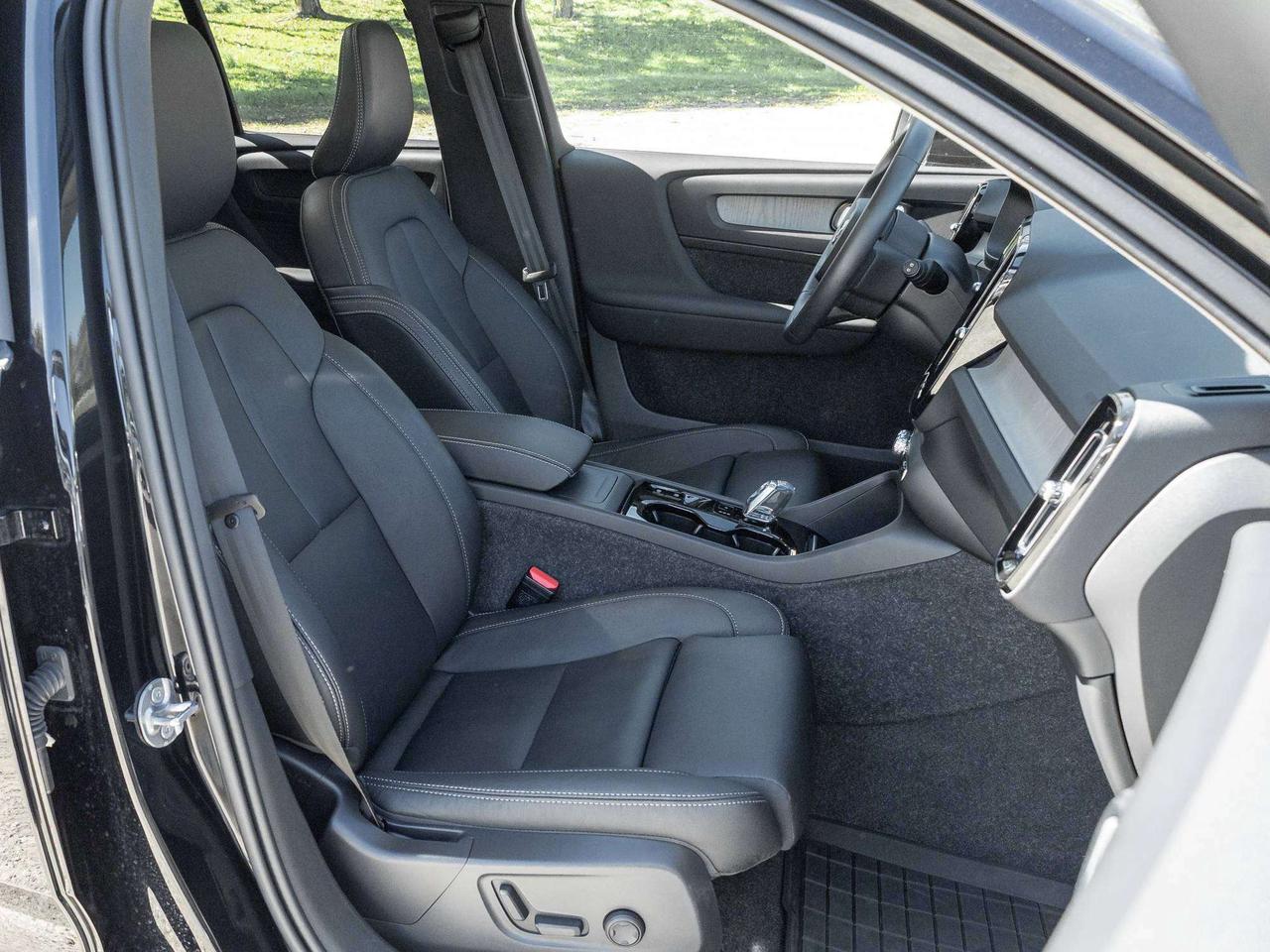 2025 Volvo XC40 PLUS^NOT Ex-Daily Rental^OFF LEASE^Rate fr 2.99%* Photo