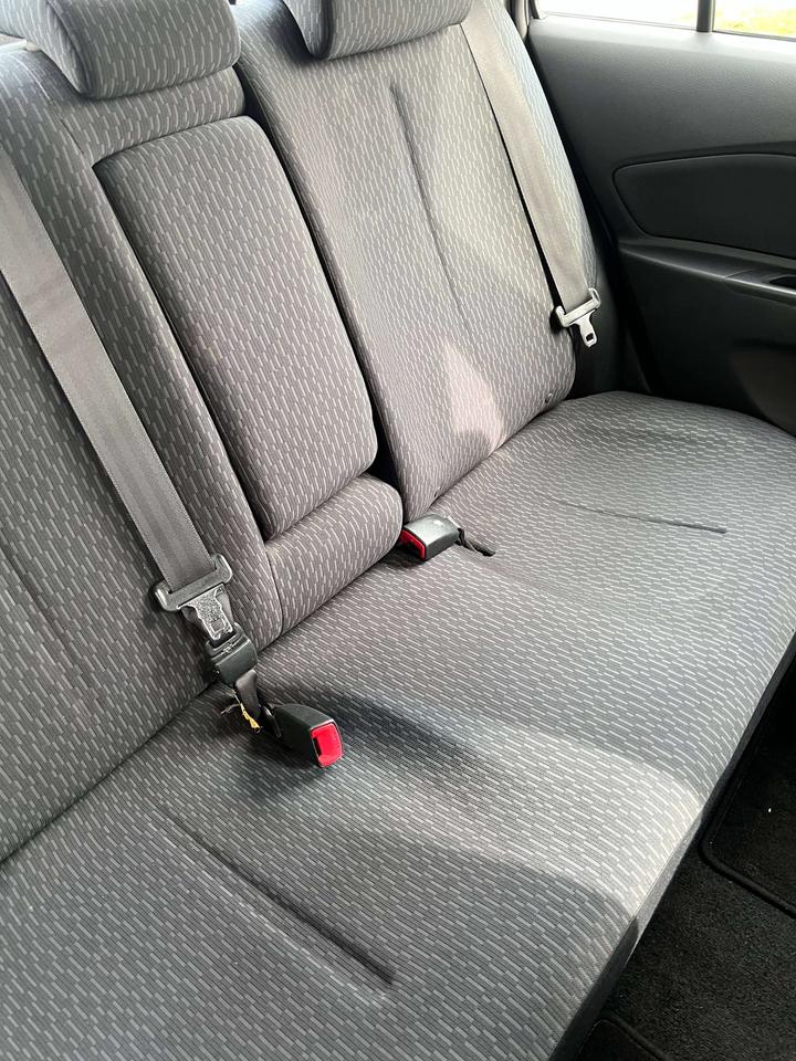 2009 Toyota Yaris 4DR SEDAN POWER WINDOWS AND LOCKS COLD AC Photo