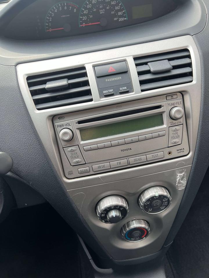 2009 Toyota Yaris 4DR SEDAN POWER WINDOWS AND LOCKS COLD AC Photo