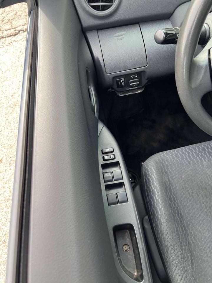 2009 Toyota Yaris 4DR SEDAN POWER WINDOWS AND LOCKS COLD AC Photo