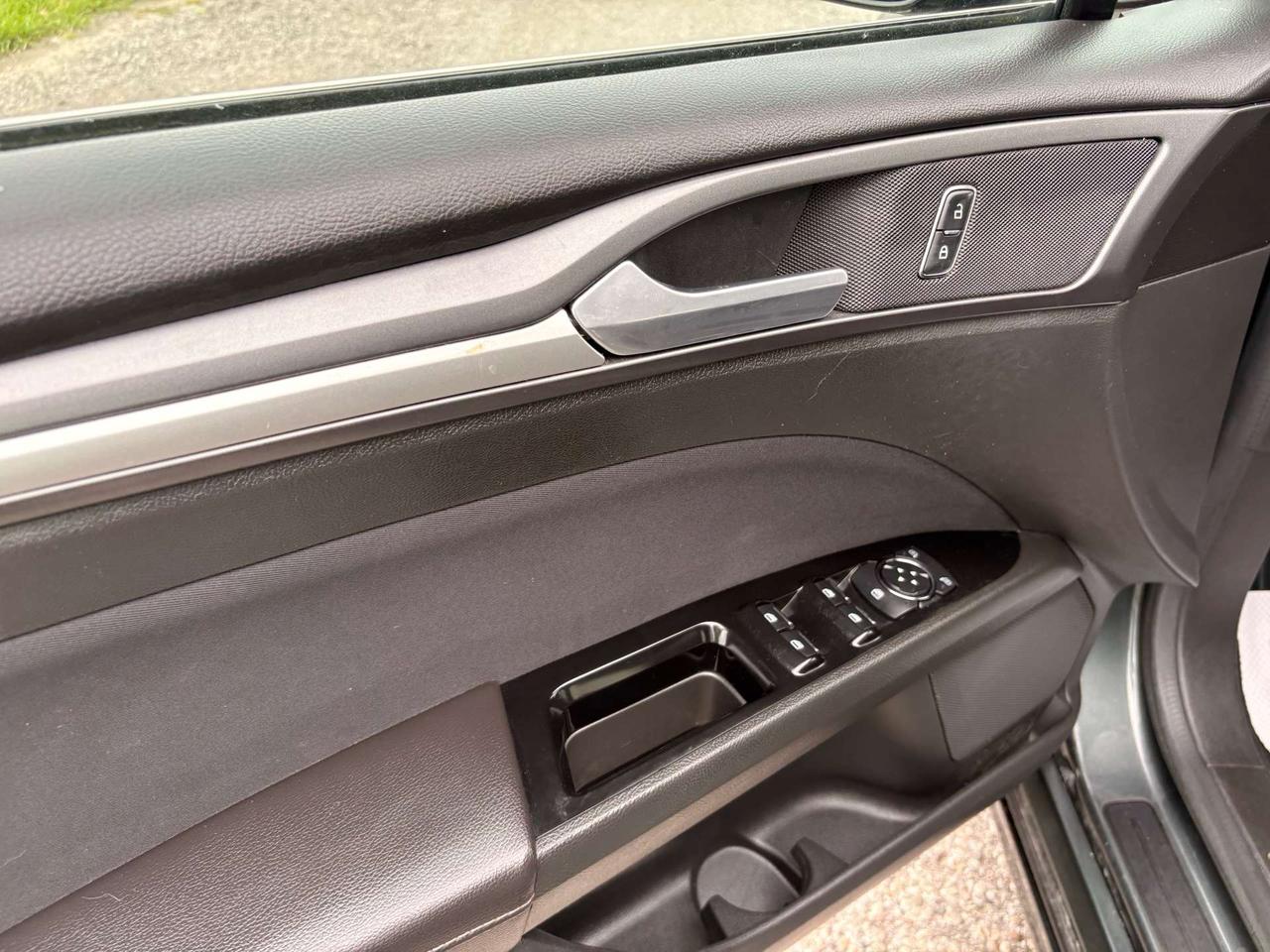 2015 Ford Fusion SE Photo