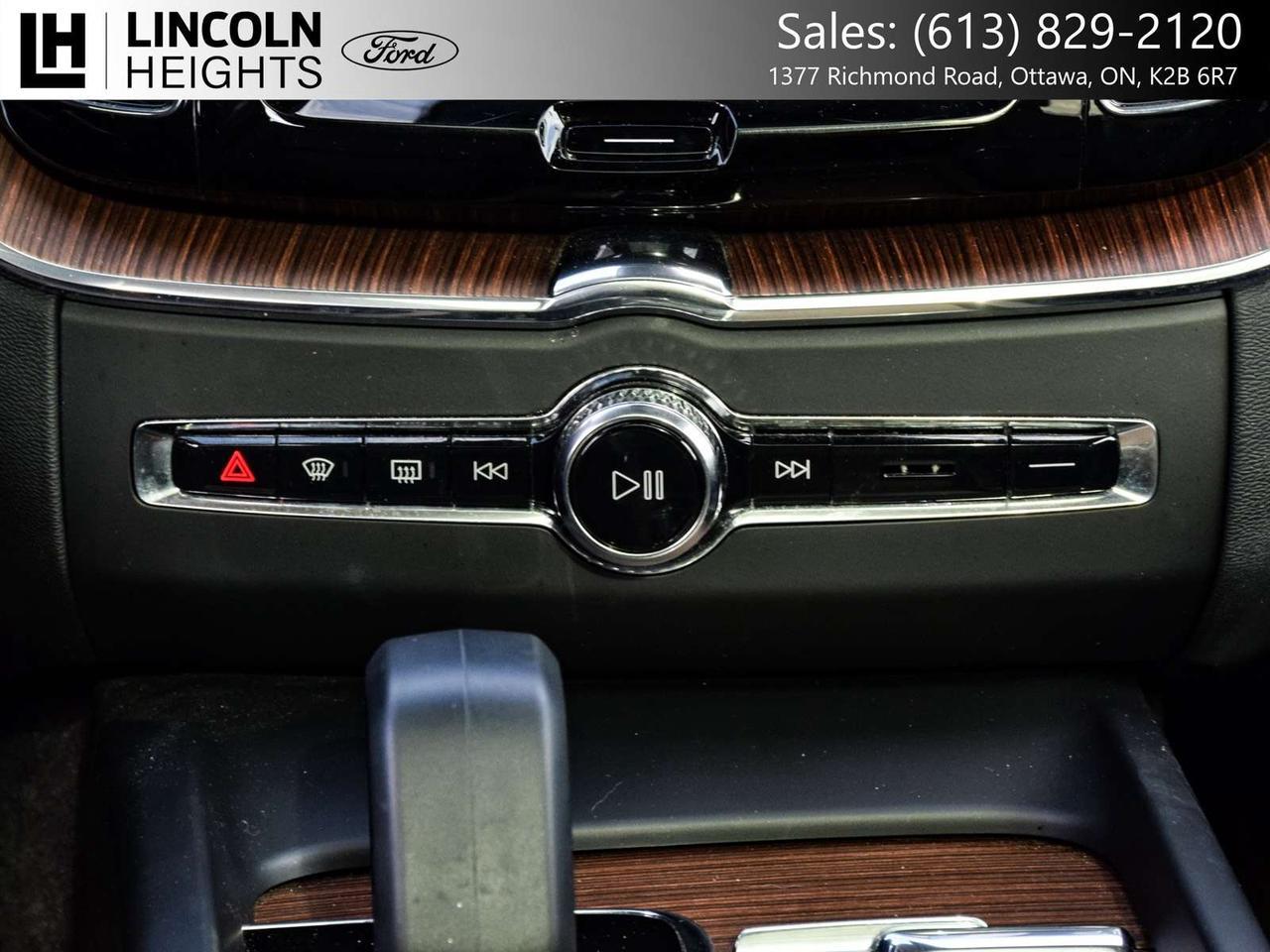 2024 Volvo XC60 Plus Dark Theme Photo