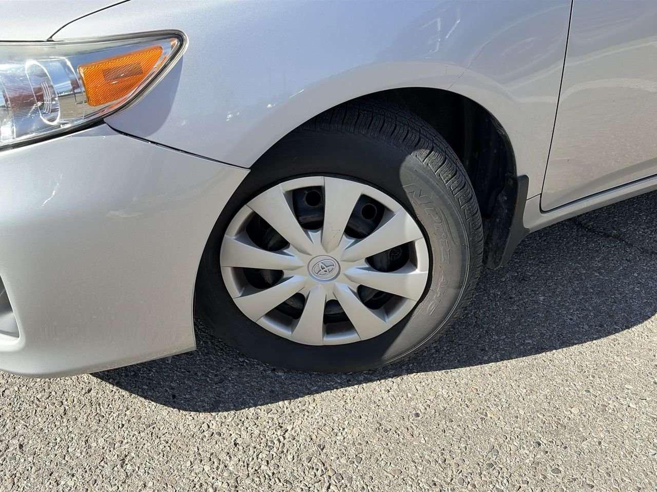 2012 Toyota Corolla 4-door Sedan LE 4A FWD   CLOTH   CD PLAYER   BLUETOOTH CONNECT Photo