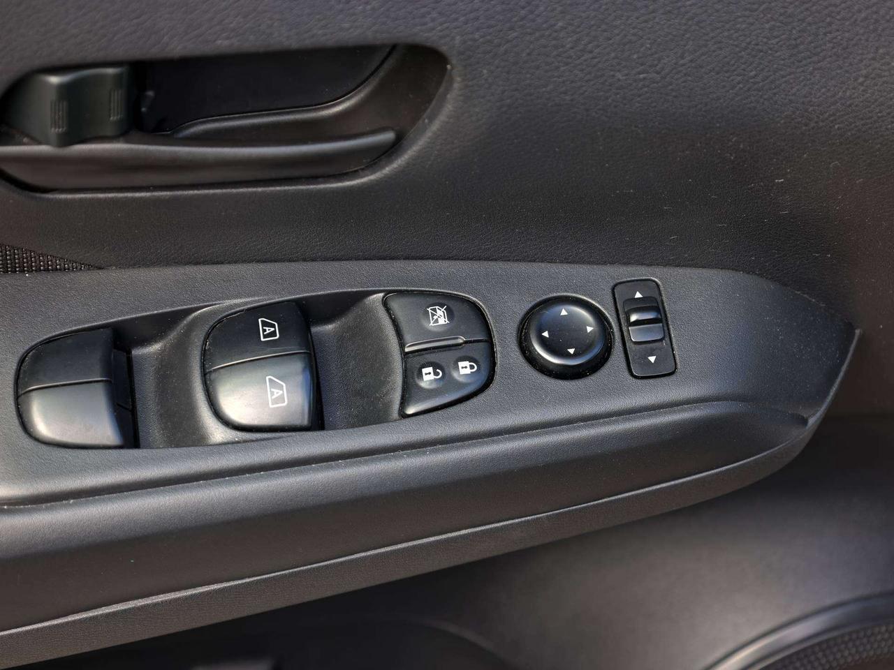 2025 Nissan Kicks S Photo