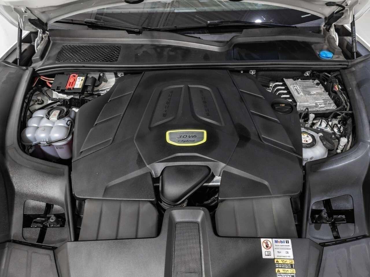 2023 Porsche Cayenne E-Hybrid Coupe Platinum Edition Photo