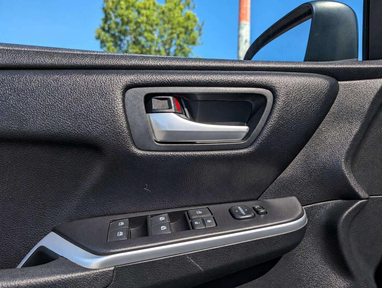 2016 Toyota Camry LE (No Accidents) Photo