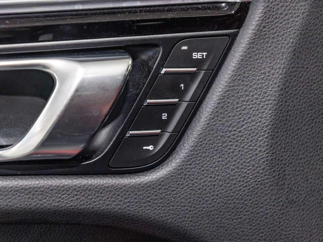 2023 Porsche Macan Macan Photo