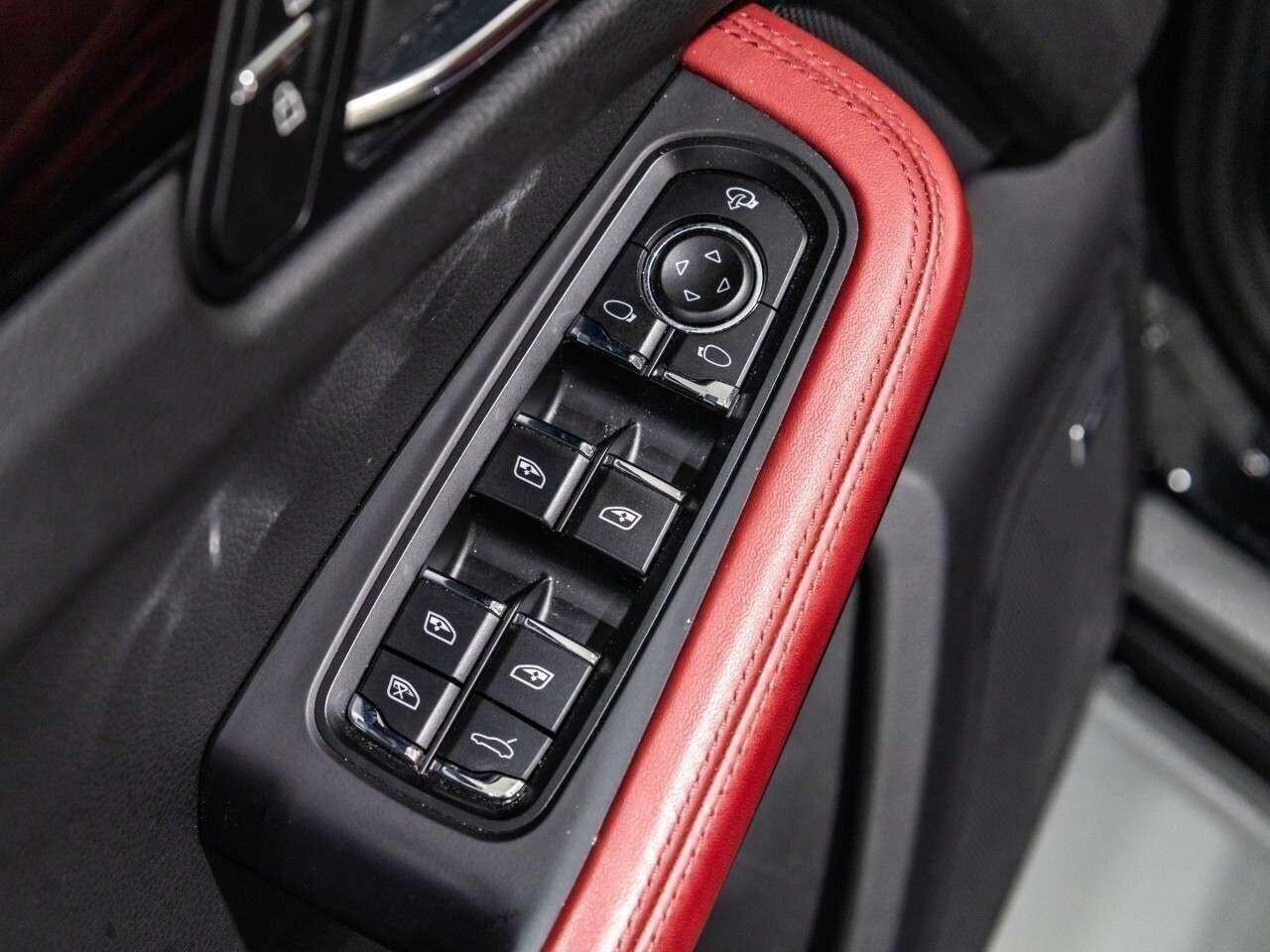 2023 Porsche Macan Macan Photo