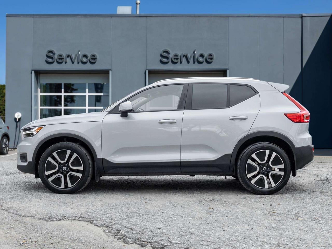 2022 Volvo XC40 MOMENTUM^Pano Roof^Navi^Premium Pack^fr 2.99%* Photo3